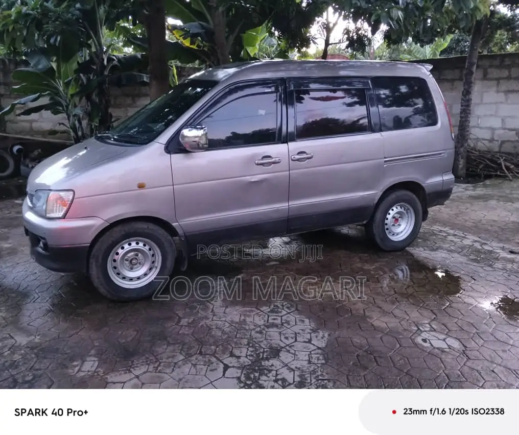 Toyota Noah 2003 Gray
