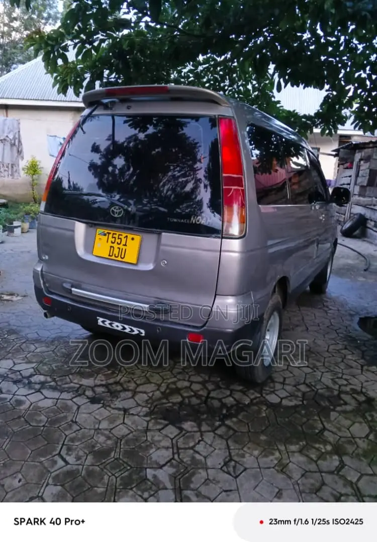 Toyota Noah 2003 Gray