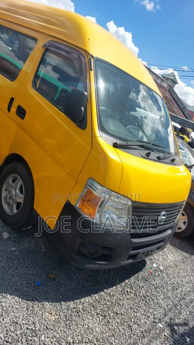 Nissan Caravan 2000 Yellow