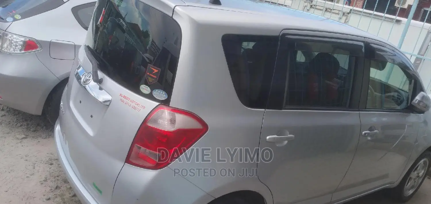 Toyota Ractis 2006 Silver