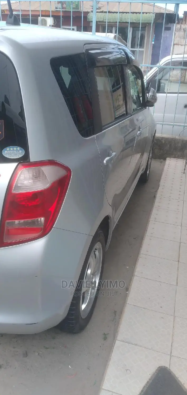 Toyota Ractis 2006 Silver