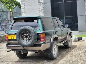 Toyota Hilux Surf 2000 Green