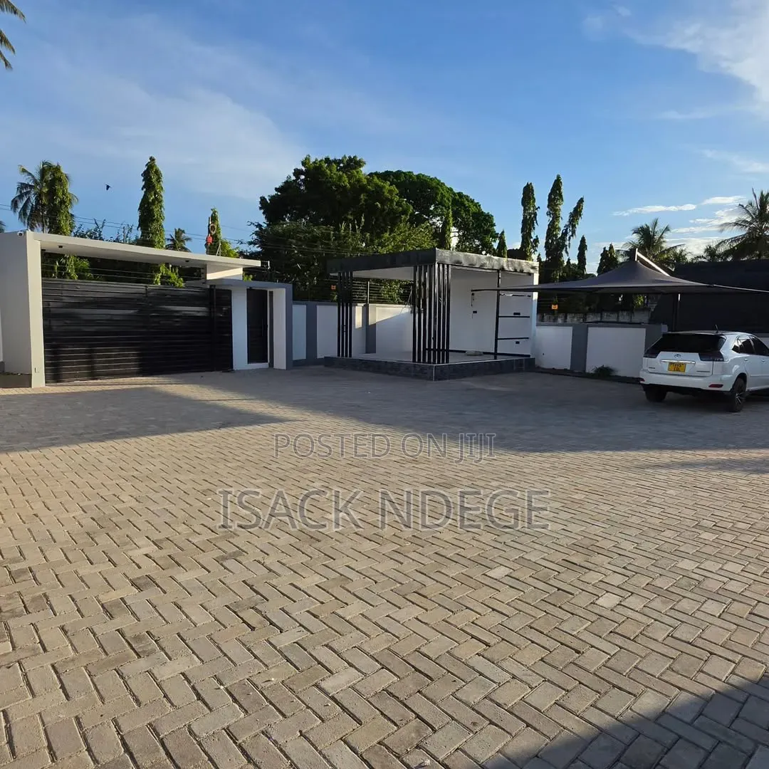 4bdrm House in Lasanza, Goba for sale