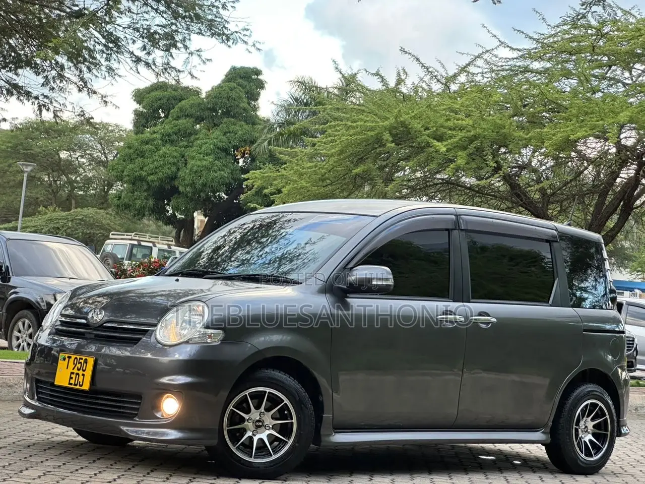 Toyota Sienta 2007 Gray