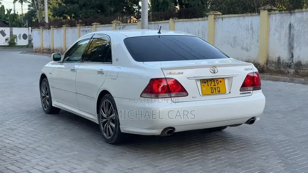 Toyota Crown Royale 2005 White