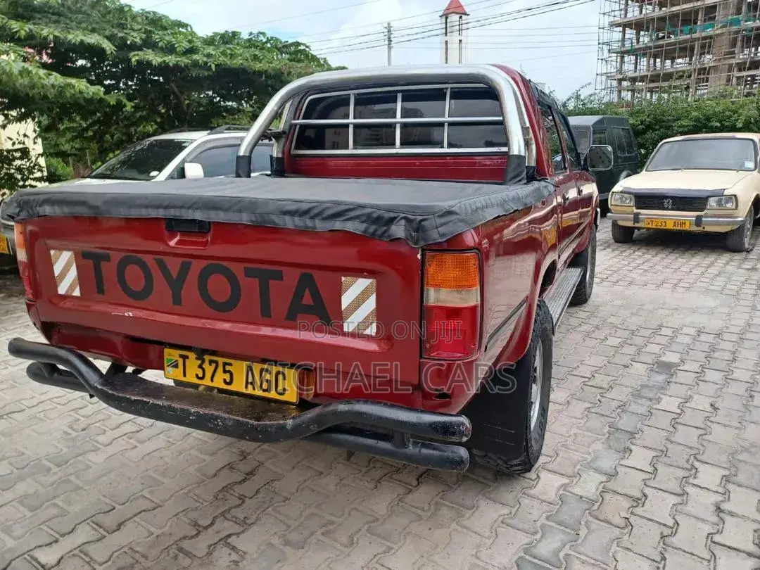 Toyota Hilux 1999 Red