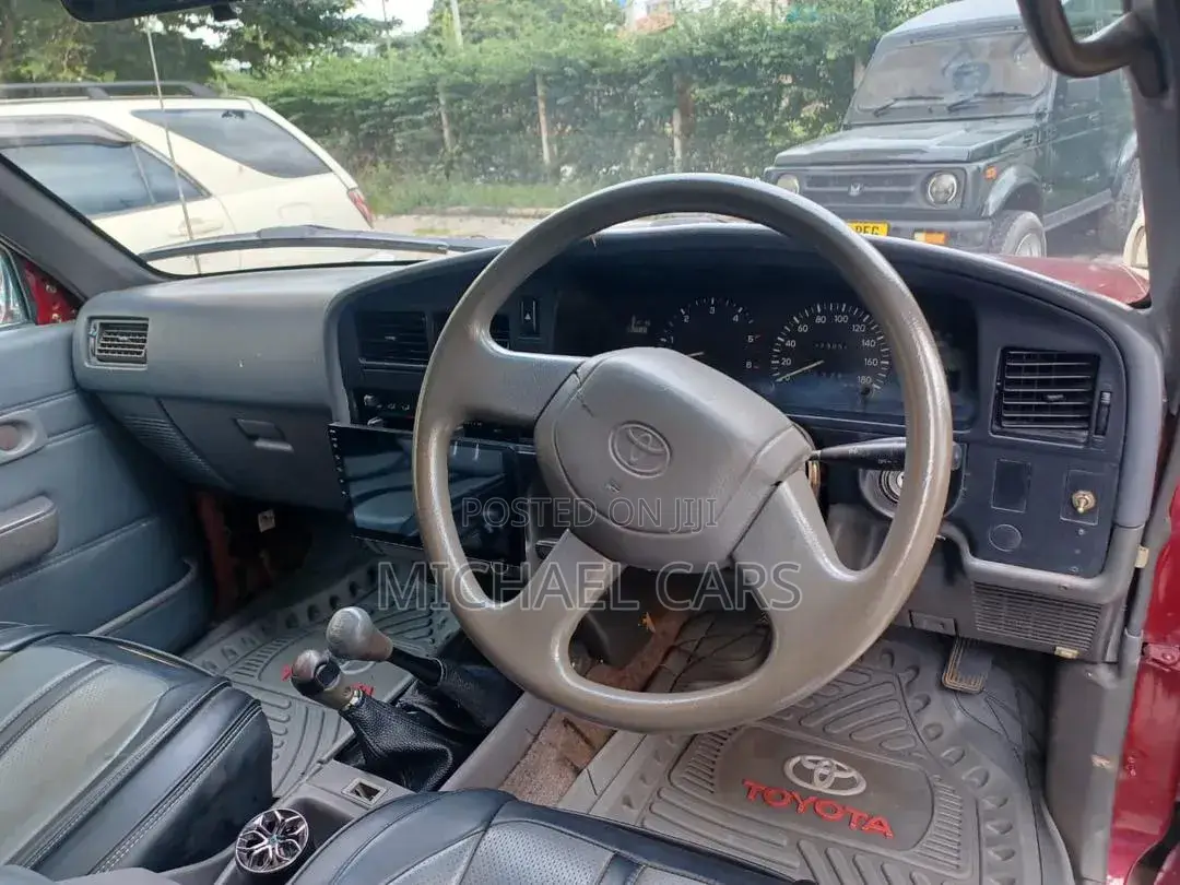 Toyota Hilux 1999 Red