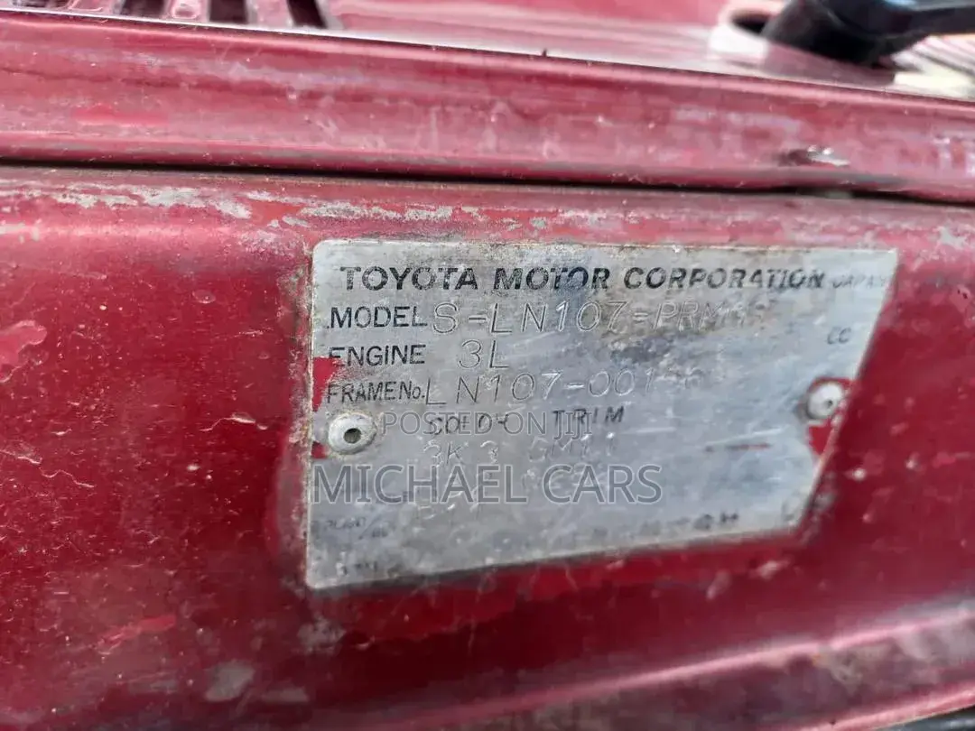 Toyota Hilux 1999 Red