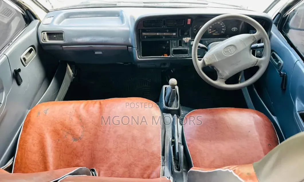 Toyota HiAce 2001 White