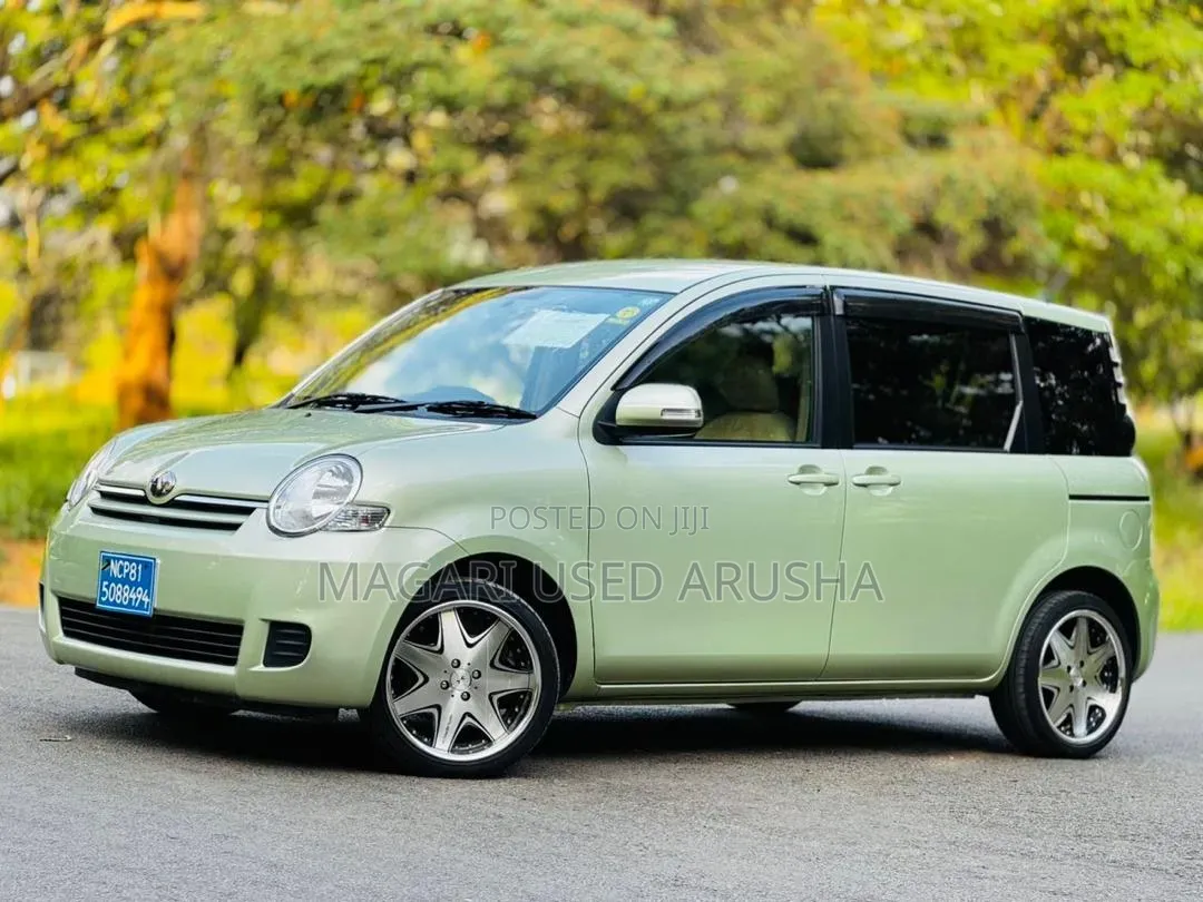 Toyota Sienta 2008 Green