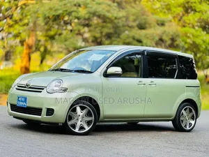 Toyota Sienta 2008 Green