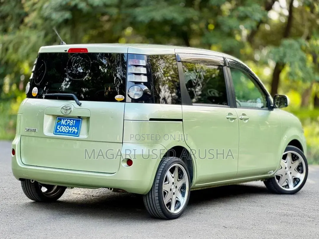 Toyota Sienta 2008 Green
