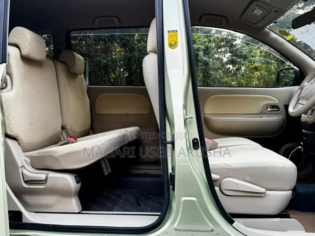 Toyota Sienta 2008 Green