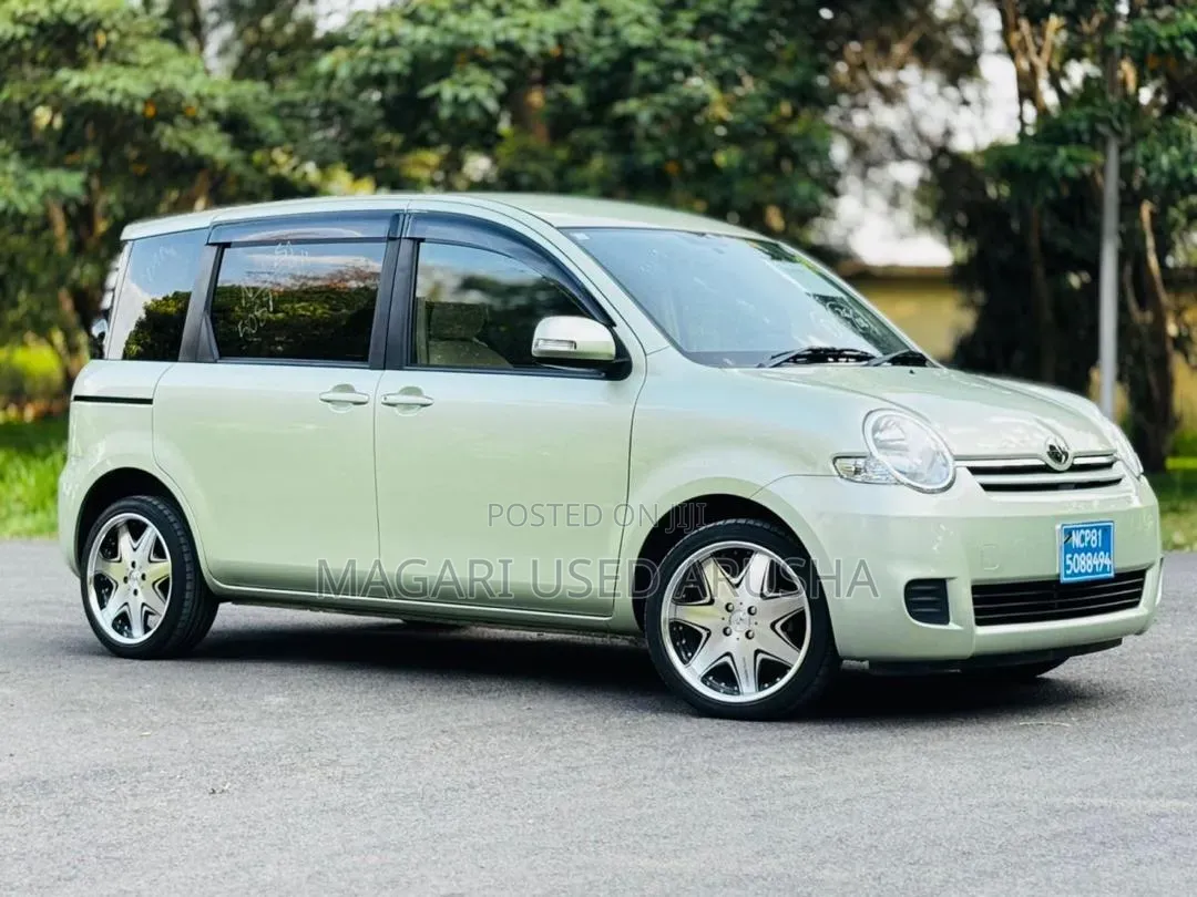 Toyota Sienta 2008 Green