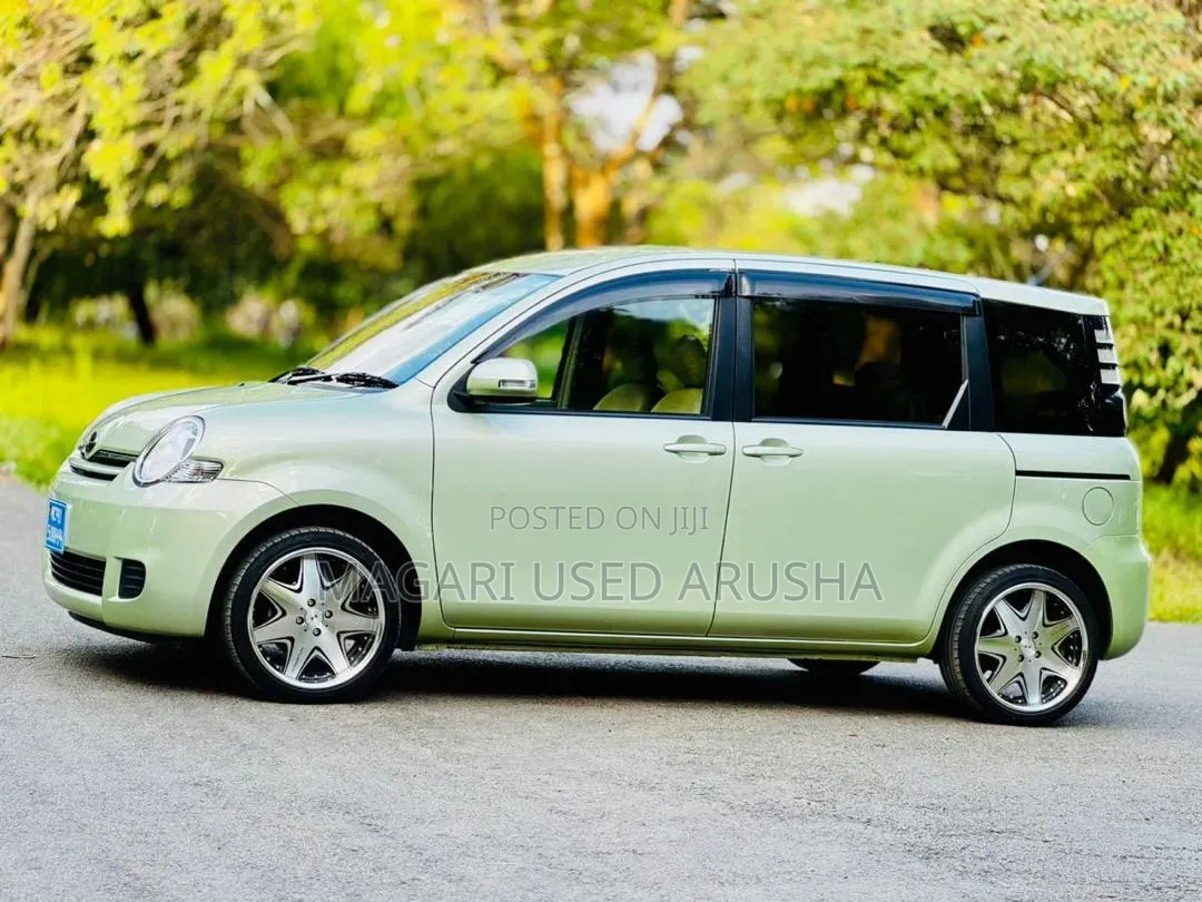 Toyota Sienta 2008 Green