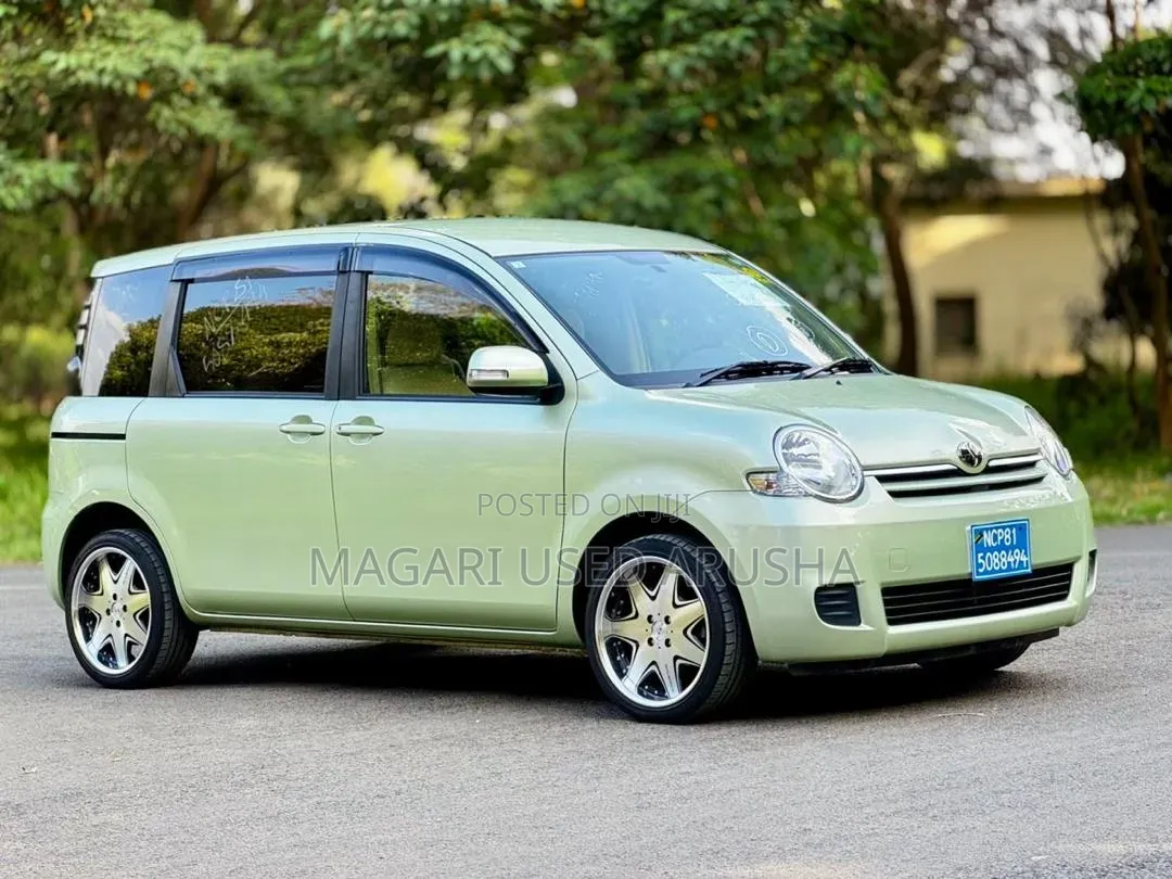 Toyota Sienta 2008 Green