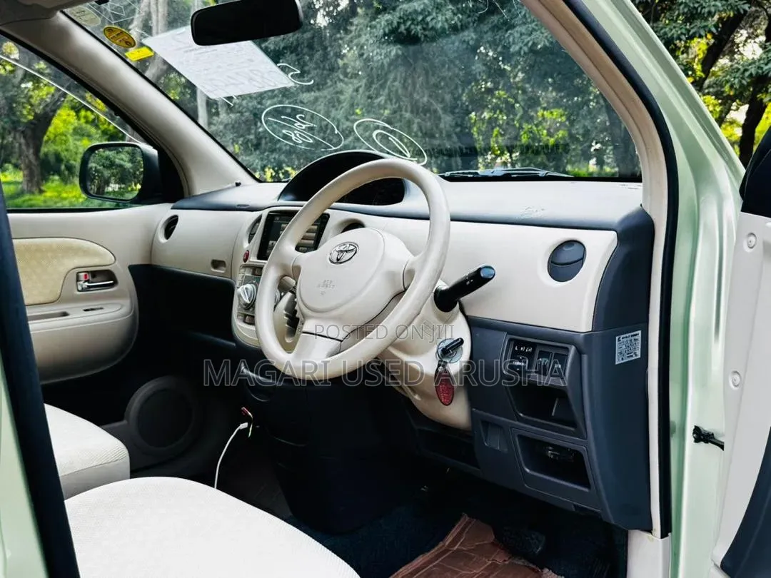 Toyota Sienta 2008 Green