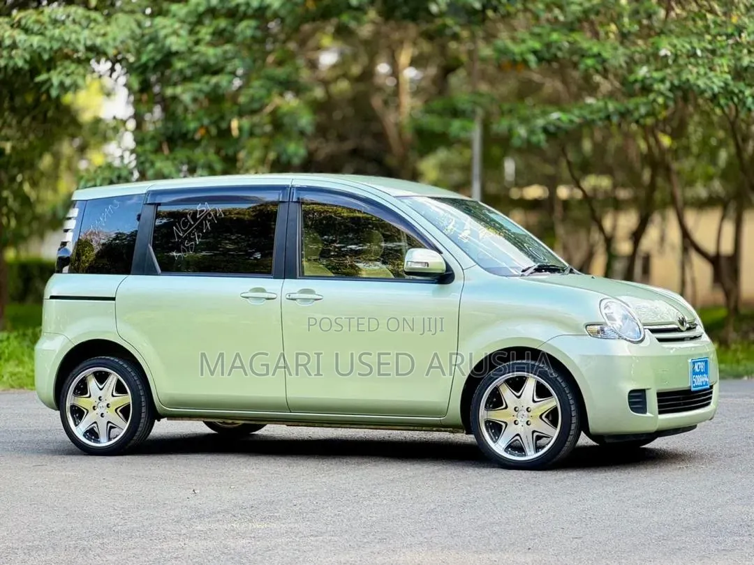 Toyota Sienta 2008 Green