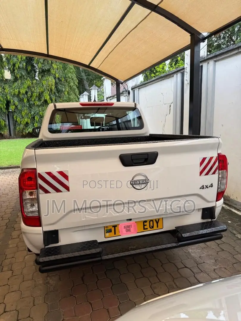 Nissan Navara 2025 White
