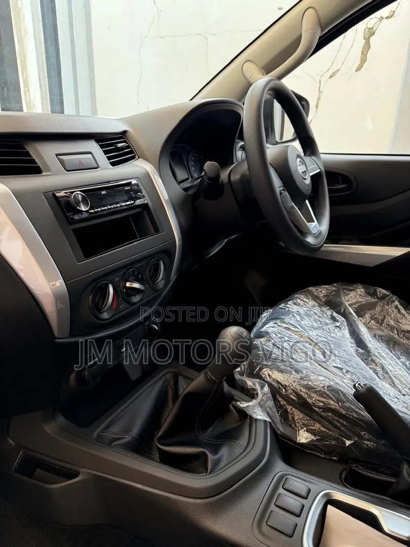 Nissan Navara 2025 White