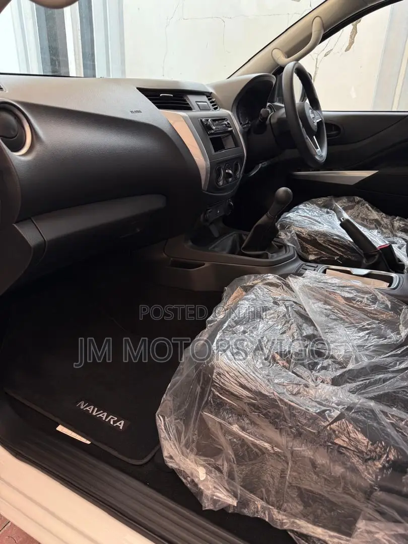 Nissan Navara 2025 White