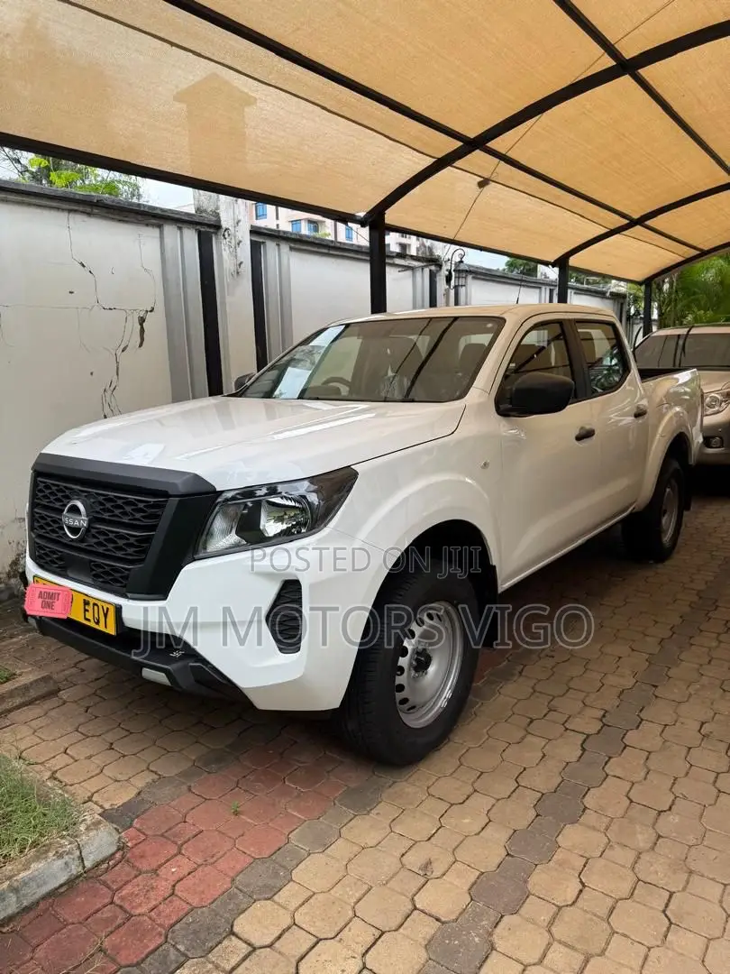 Nissan Navara 2025 White