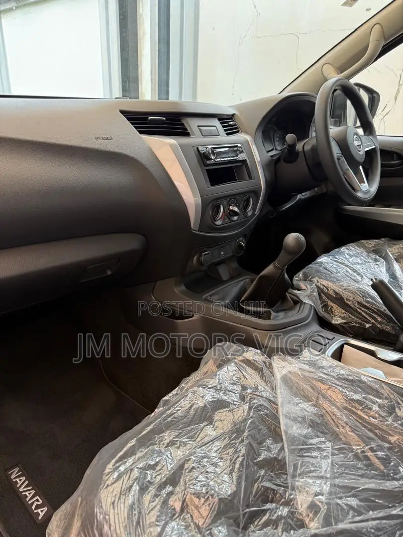 Nissan Navara 2025 White