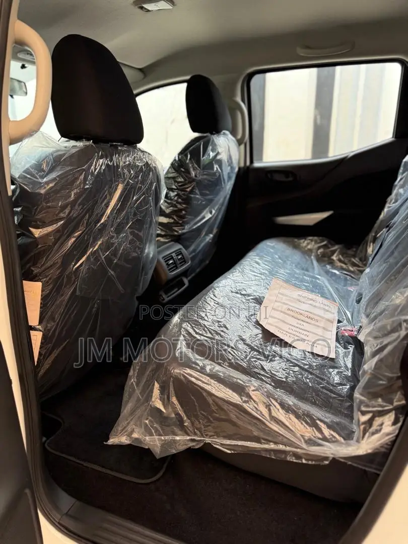 Nissan Navara 2025 White