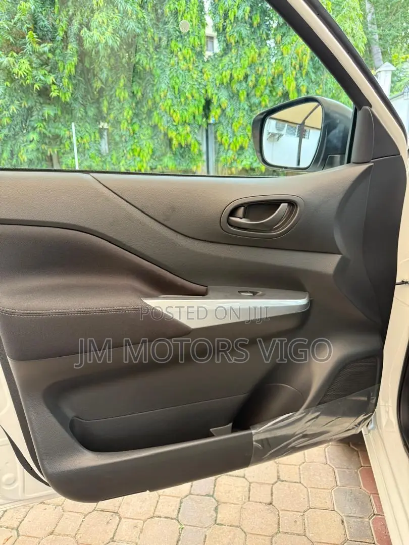 Nissan Navara 2025 White