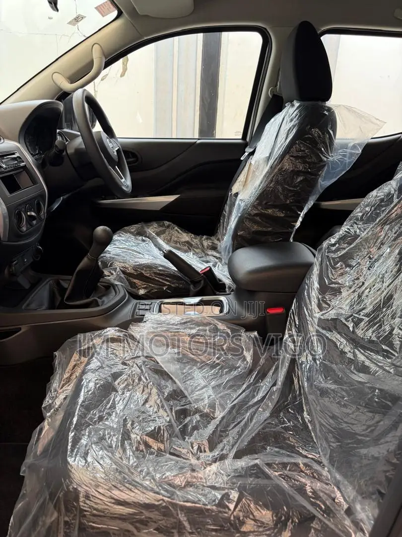 Nissan Navara 2025 White