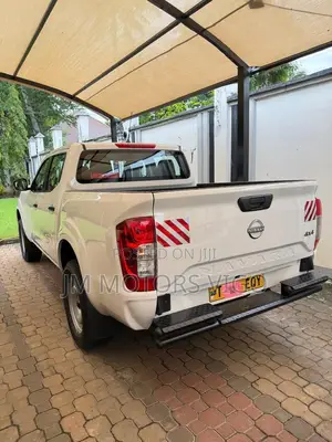 Nissan Navara 2025 White