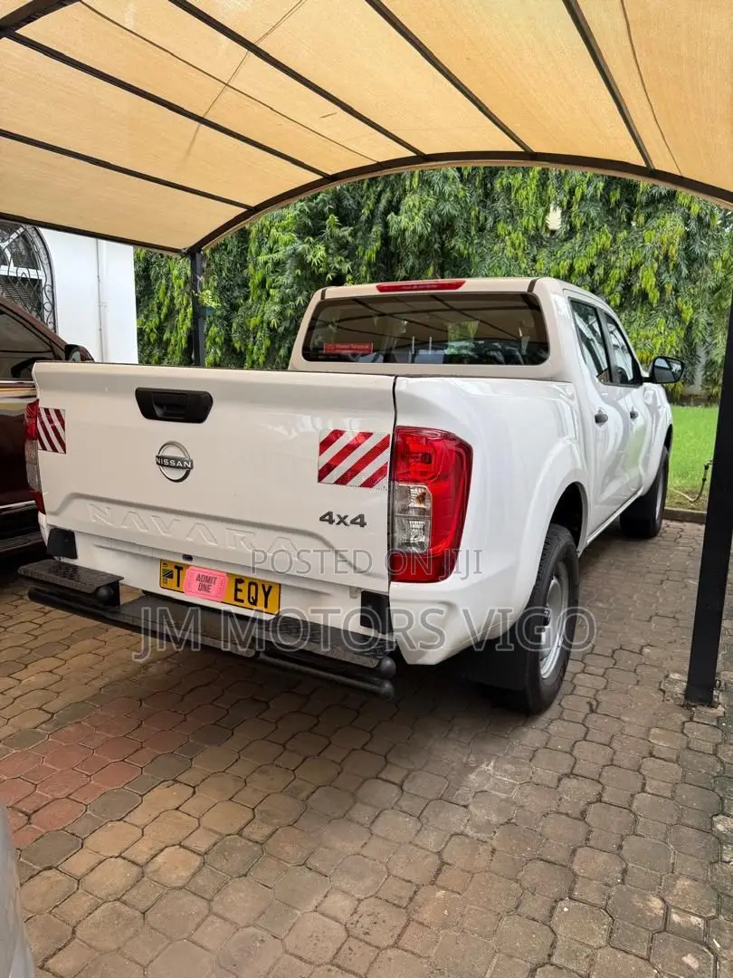 Nissan Navara 2025 White