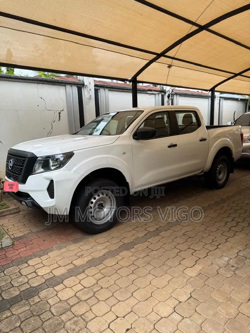 Nissan Navara 2025 White