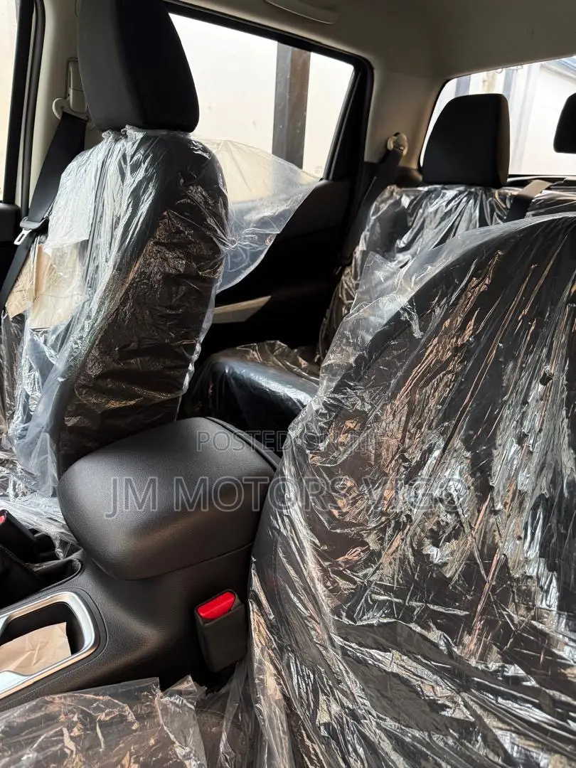 Nissan Navara 2025 White