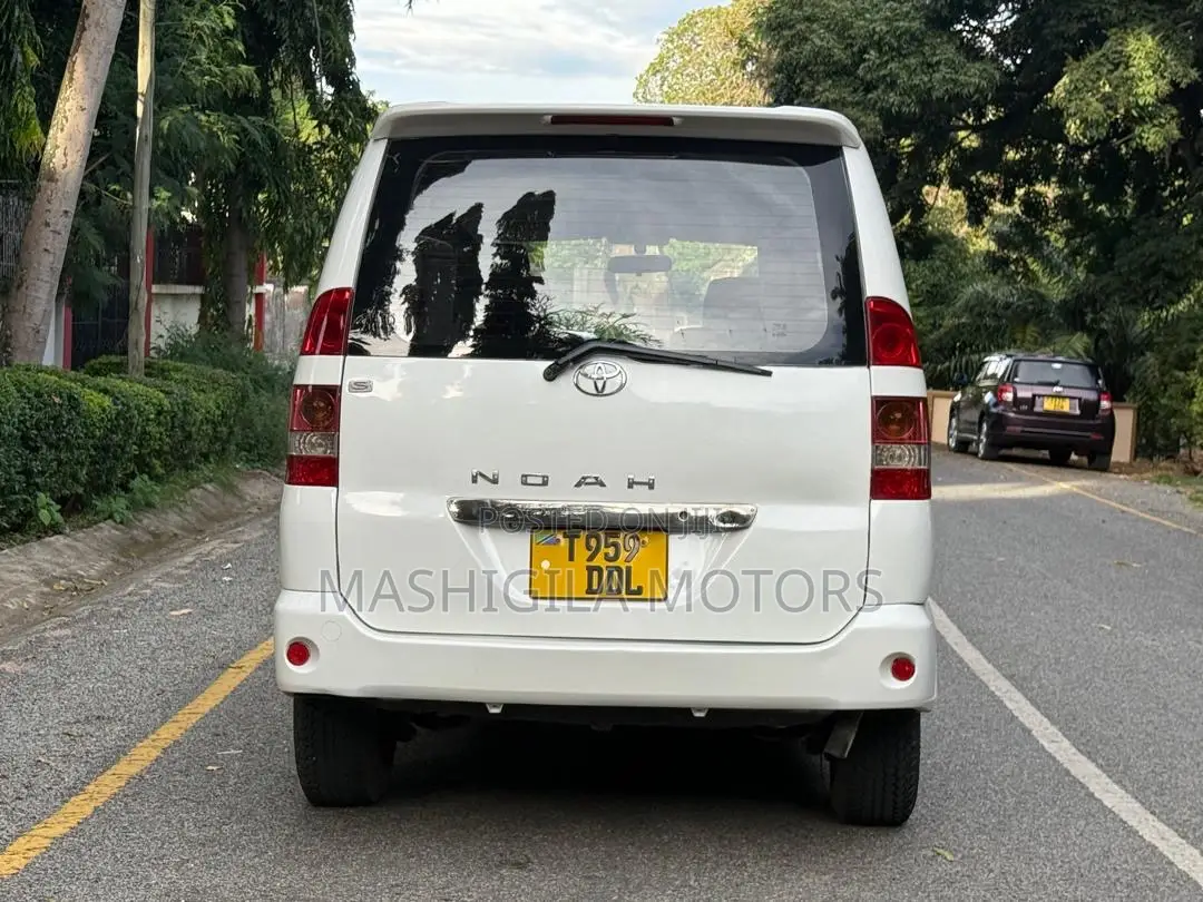 Toyota Noah 2003 White