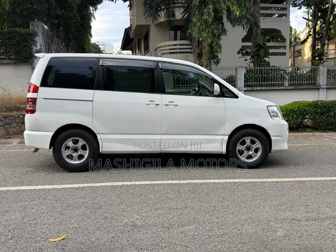 Toyota Noah 2003 White