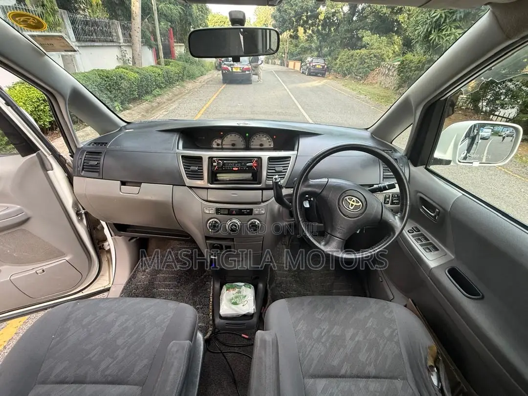 Toyota Noah 2003 White