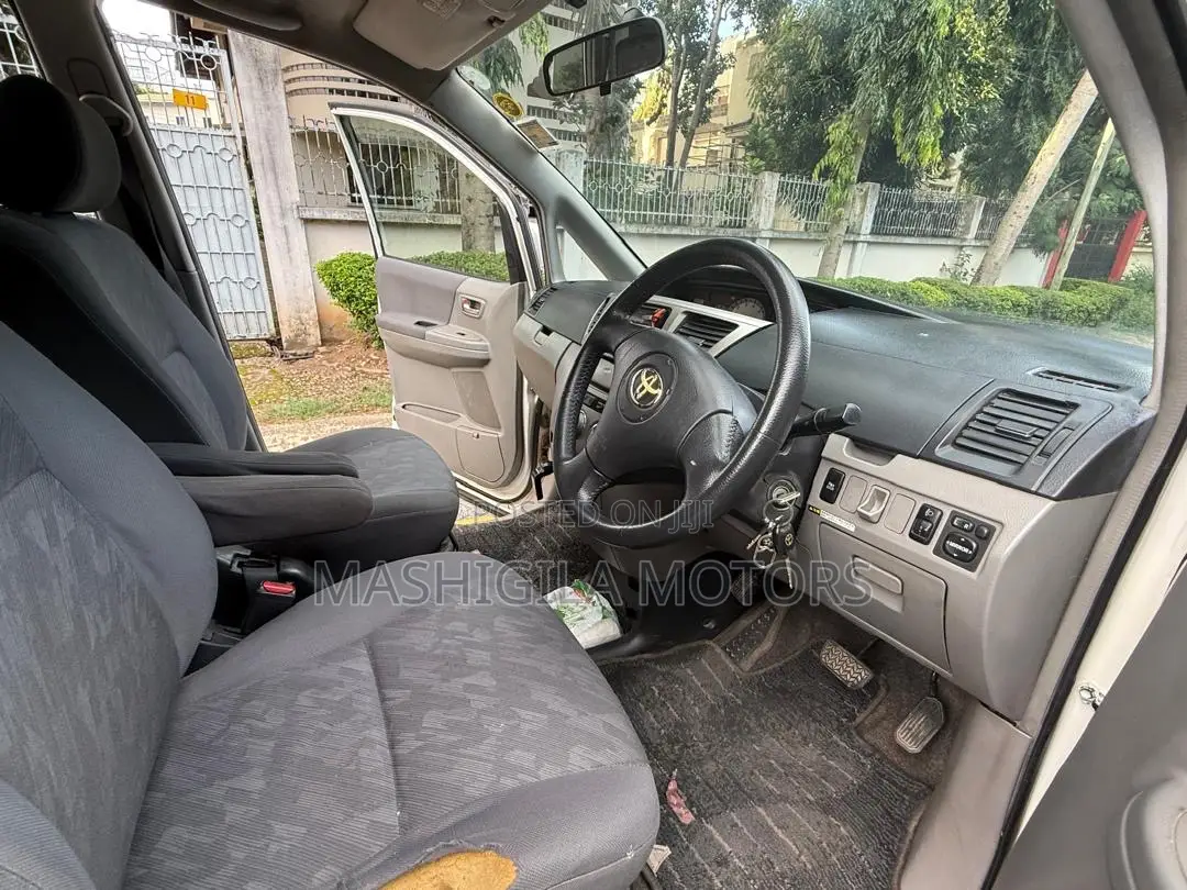 Toyota Noah 2003 White