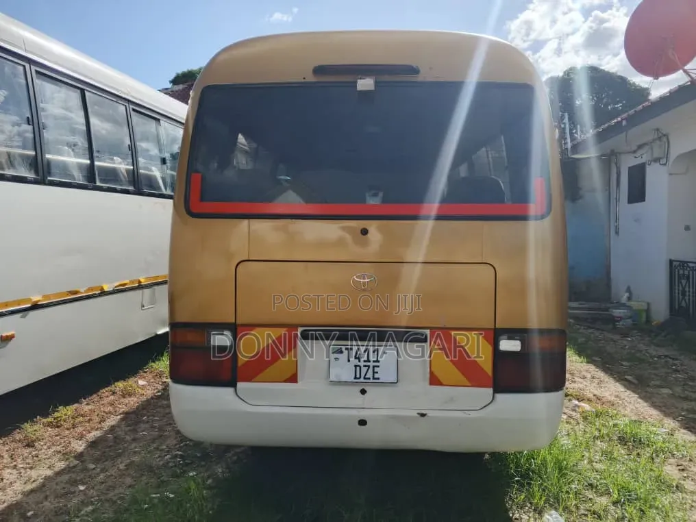 Toyota Coaster 2000 Gold
