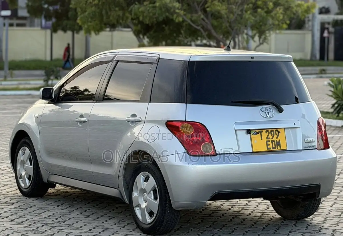 Toyota IST 2004 Silver