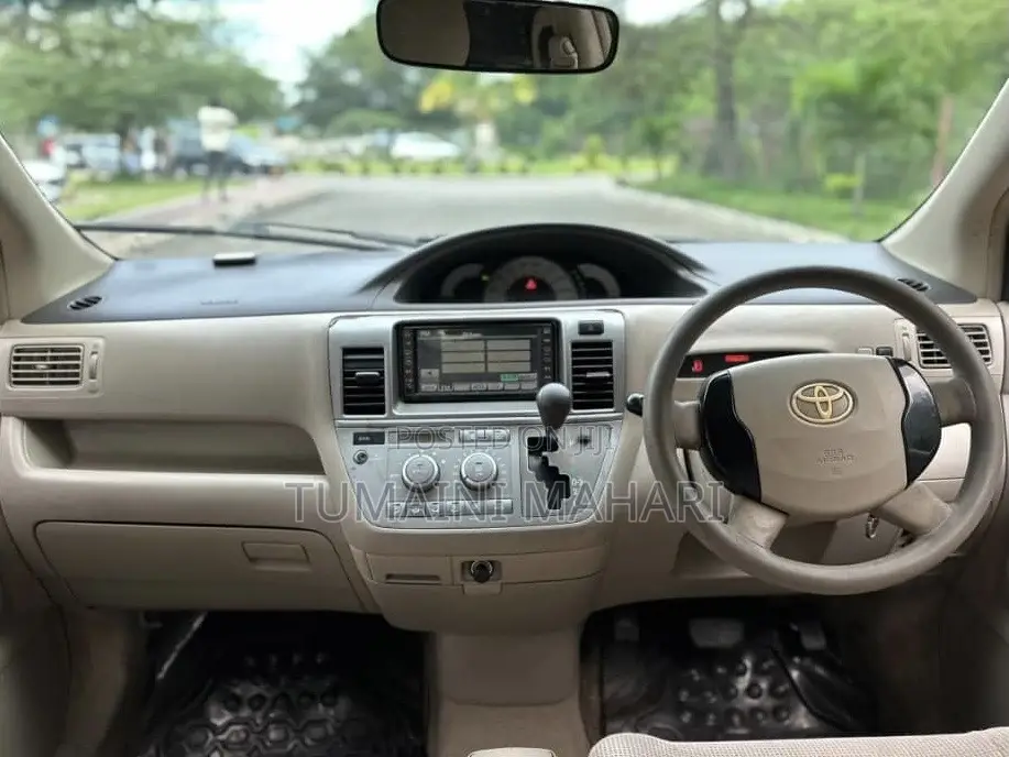 Toyota Raum 2005 Gold