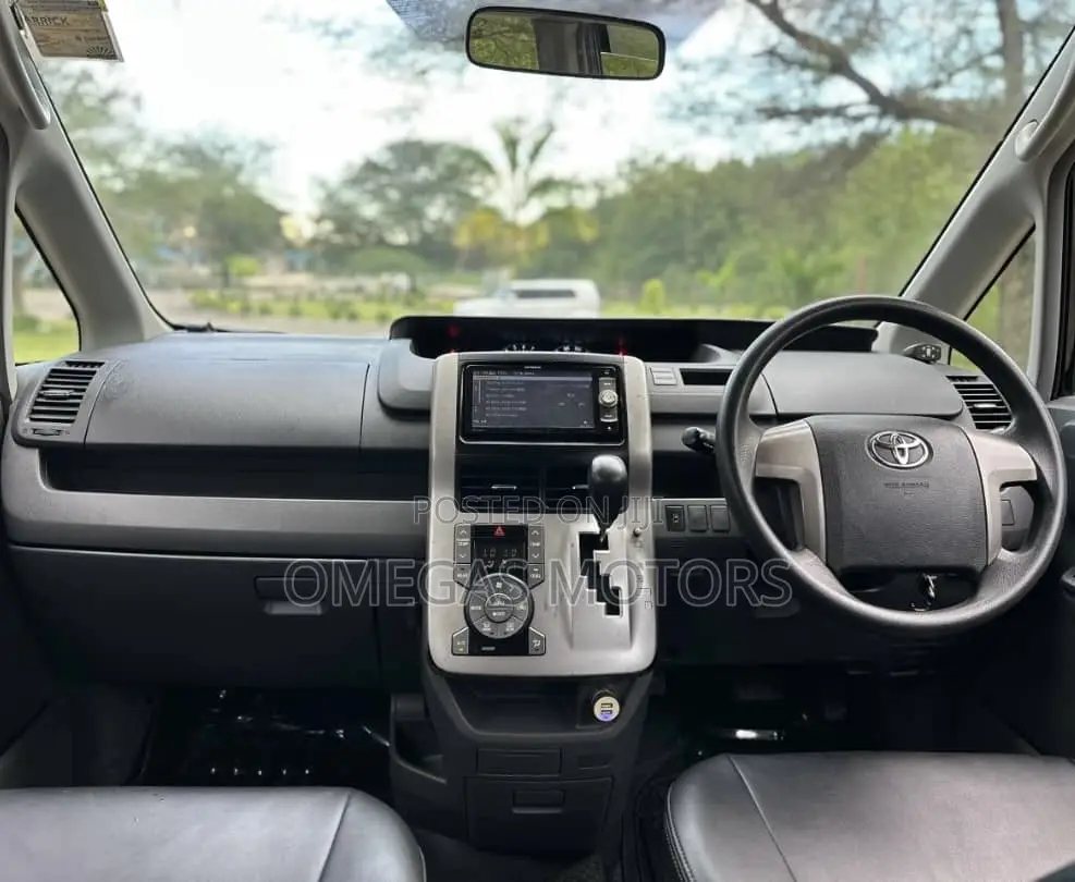 Toyota Noah 2.0 143hp AWD (7 Seater) 2007 Black