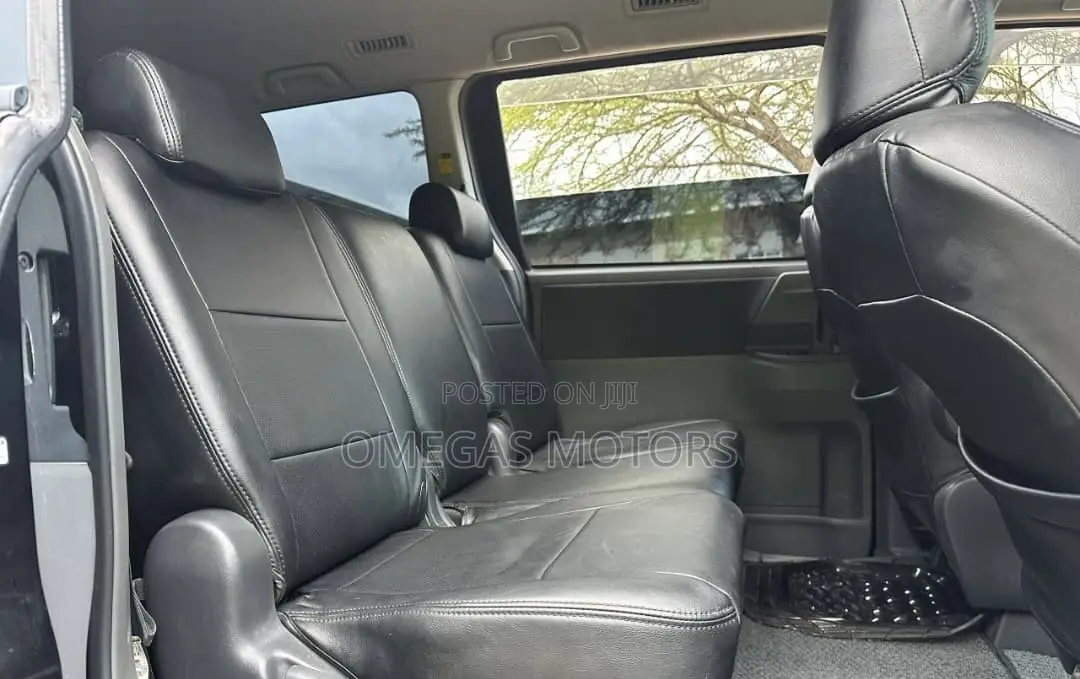Toyota Noah 2.0 143hp AWD (7 Seater) 2007 Black