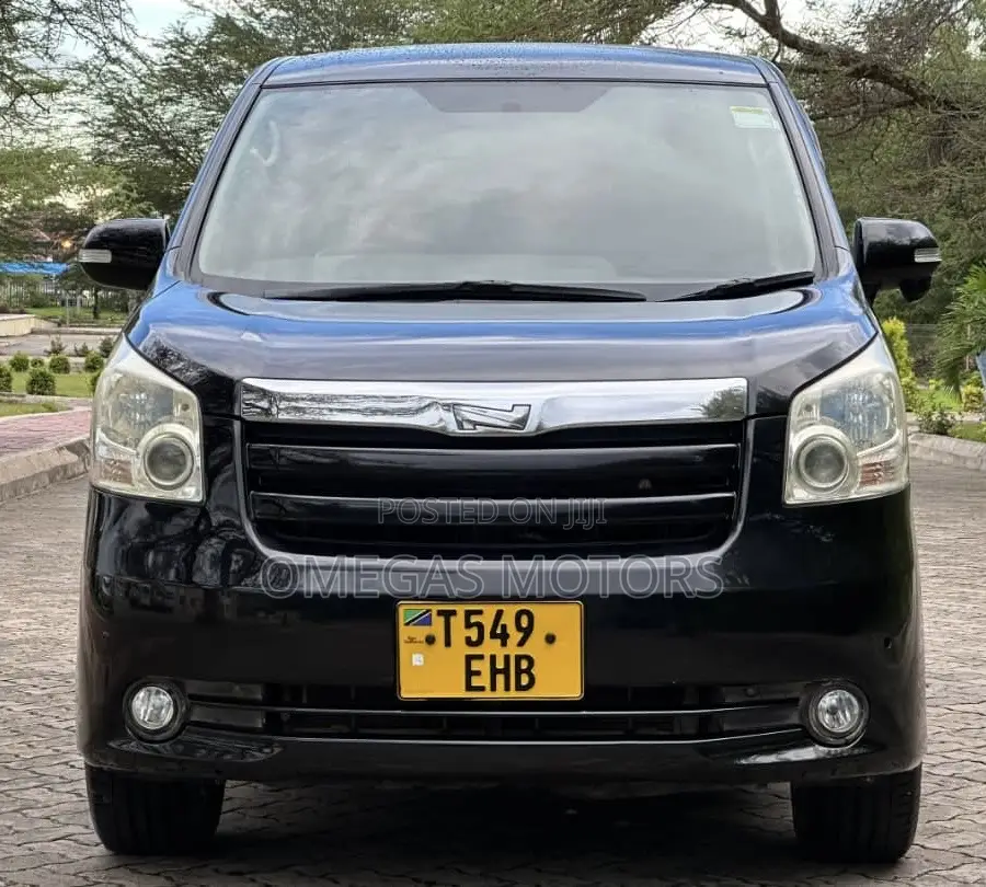 Toyota Noah 2.0 143hp AWD (7 Seater) 2007 Black