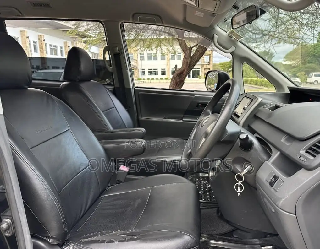 Toyota Noah 2.0 143hp AWD (7 Seater) 2007 Black