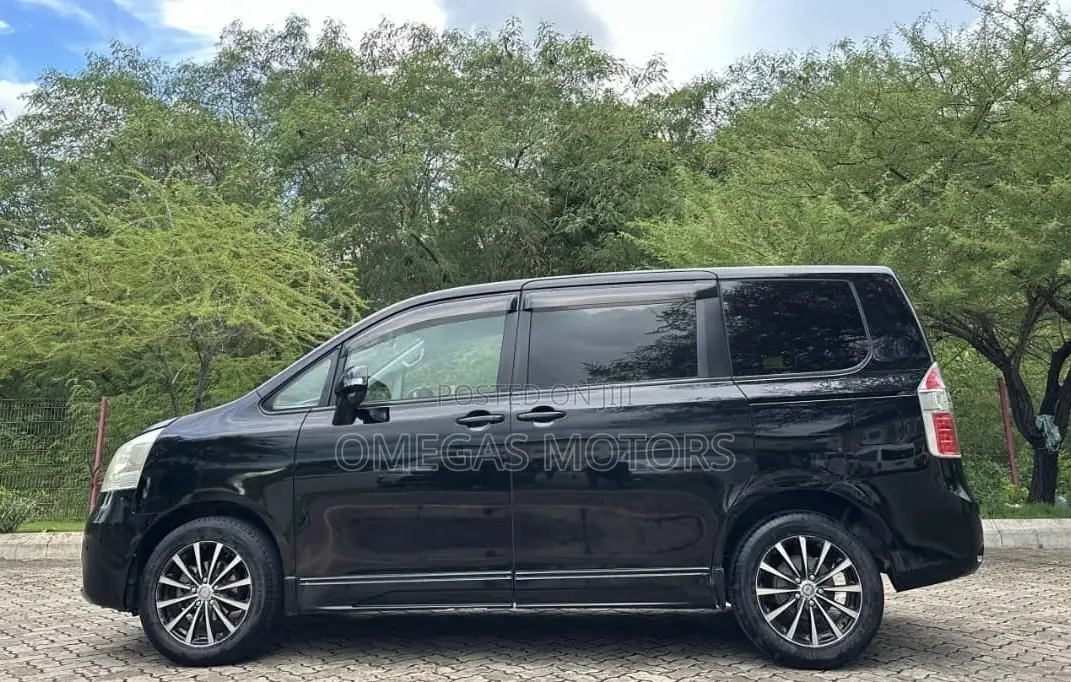 Toyota Noah 2.0 143hp AWD (7 Seater) 2007 Black