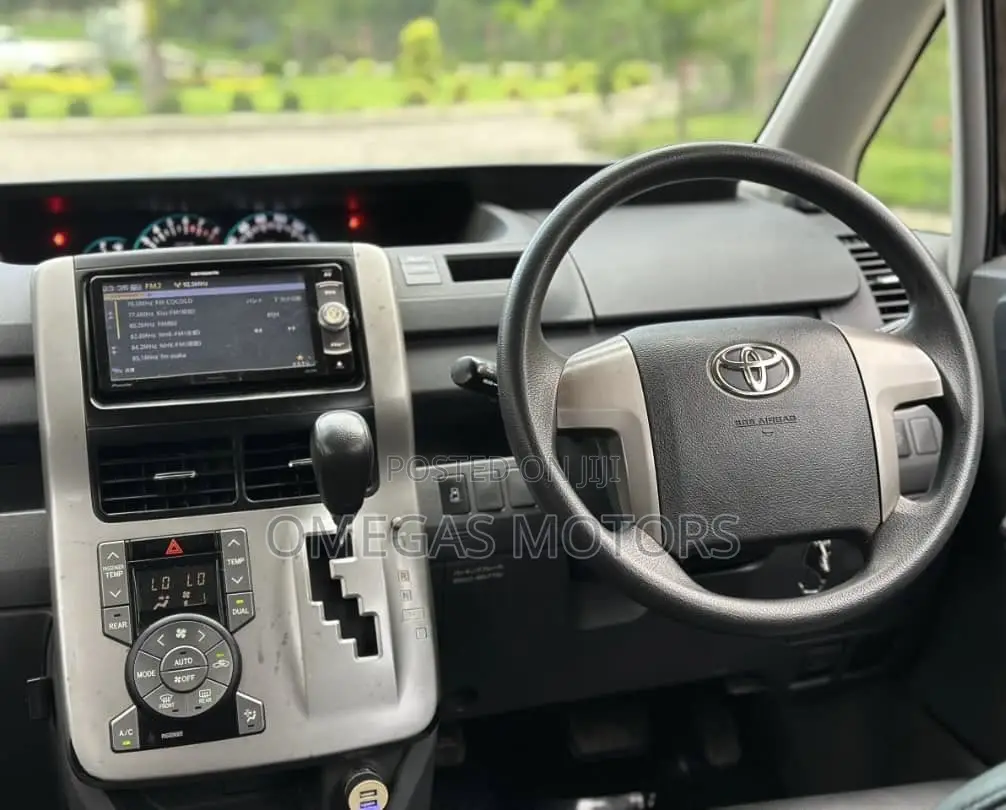 Toyota Noah 2.0 143hp AWD (7 Seater) 2007 Black