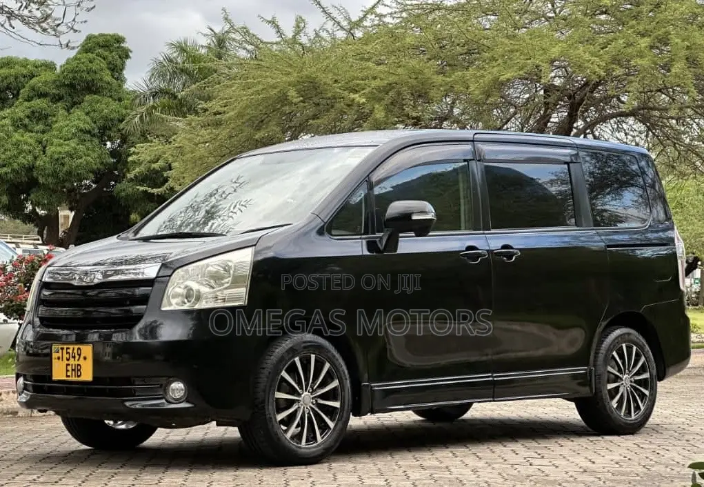 Toyota Noah 2.0 143hp AWD (7 Seater) 2007 Black