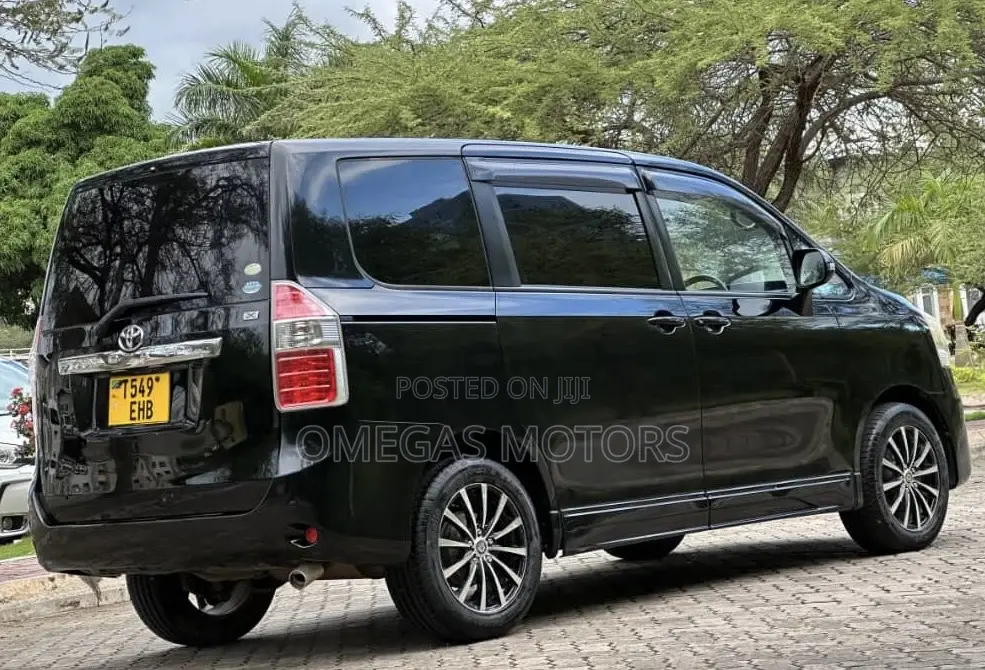 Toyota Noah 2.0 143hp AWD (7 Seater) 2007 Black