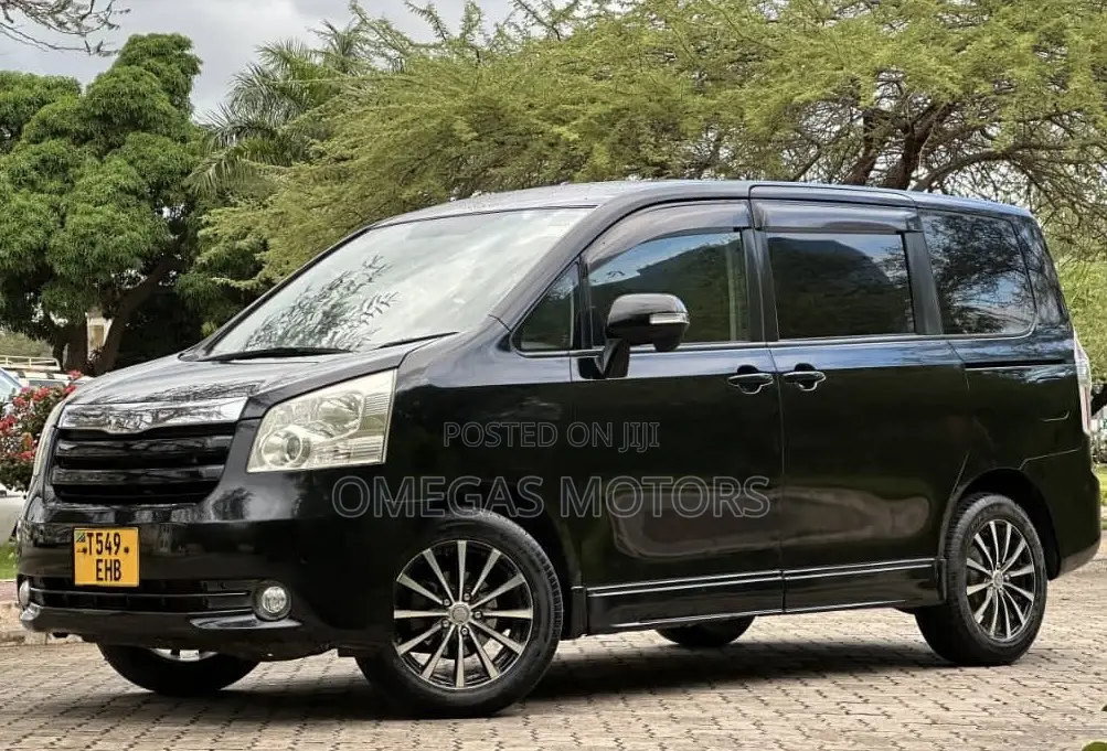 Toyota Noah 2.0 143hp AWD (7 Seater) 2007 Black